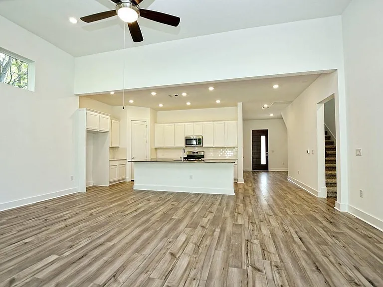 402 Zennia St — Photo 4