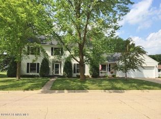 1036 Rolling Green Dr, Owatonna, MN 55060