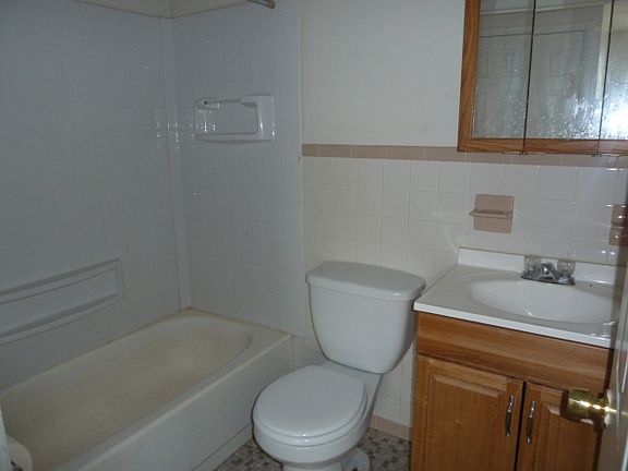 Apt 7 Bathroom