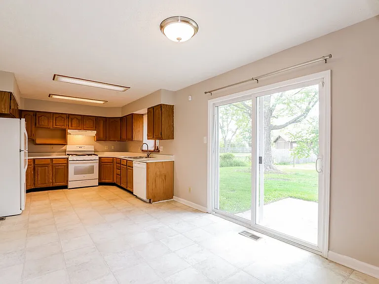476 Spring Dr — Photo 9