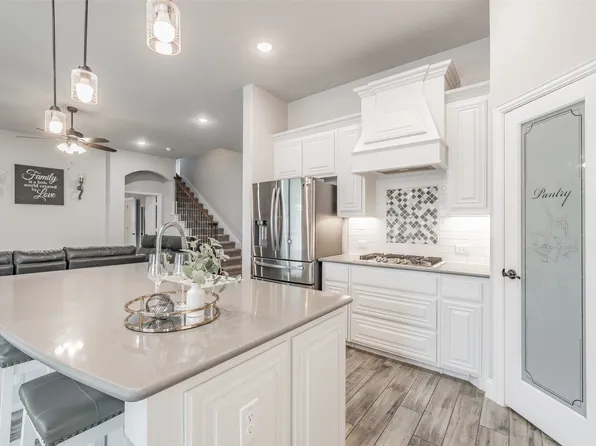 8817 White Rock Ln, Carrollton, TX 76226