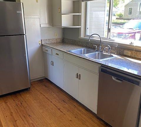 kitchen (stainless appliances)/quartz tops
