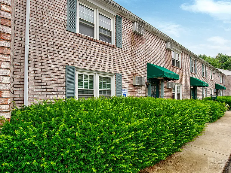 Colonial Village Apartments — Photo 5