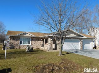 1301 N 4th St, Pawnee, IL 62558