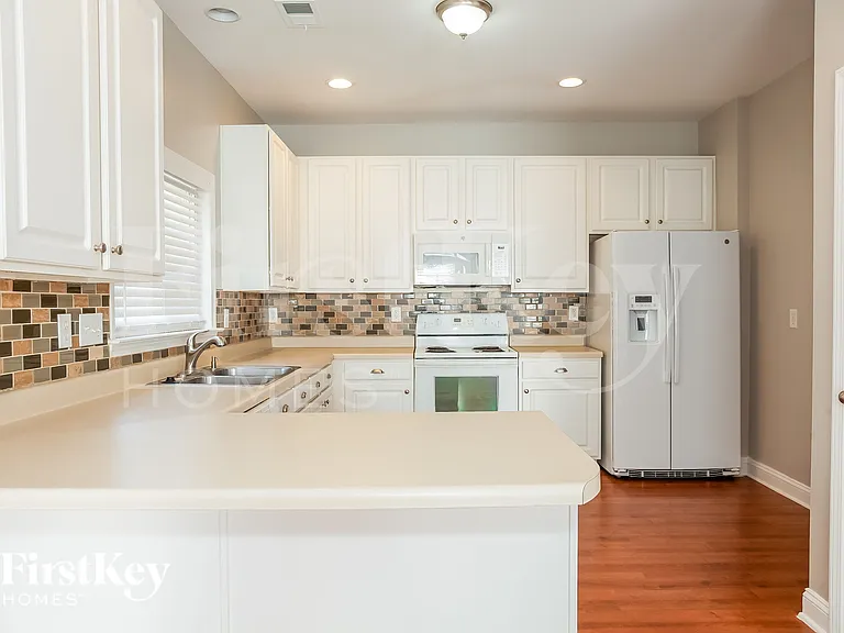 1033 Kings Mountain Ln — Photo 6
