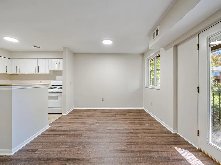 Brooklane Manor Apartments — Photo 60