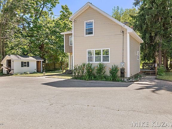 3rd image of 3104 Indian Dr NE
