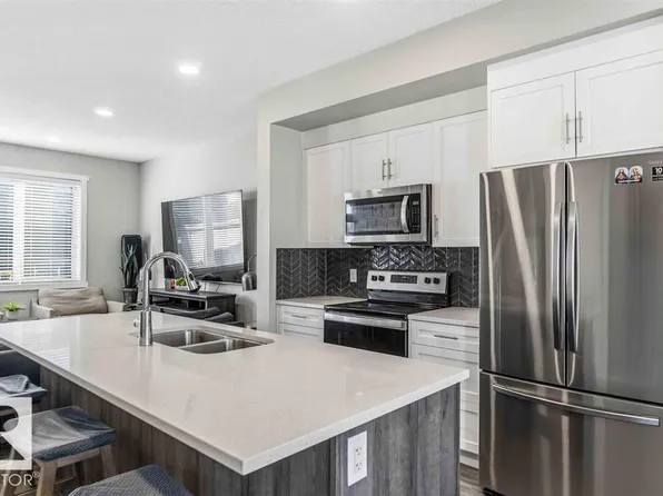 1908 25th St NW, Edmonton, AB T6T 2H7