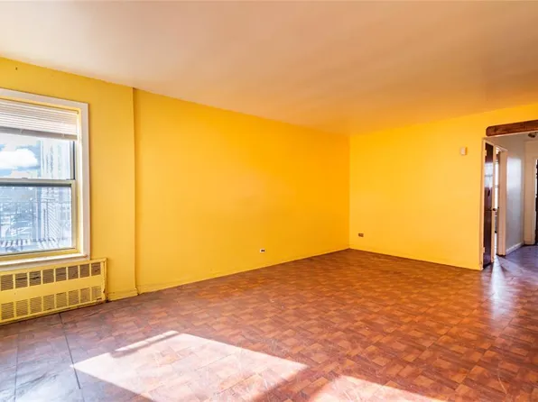 133-01 Booth Memorial Avenue image 5 of 20