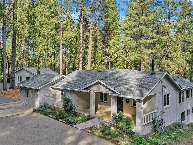 301 Woodpecker Ln — Photo 2