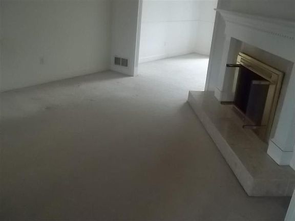 3rd image of 19 Twin Lakes Dr #211