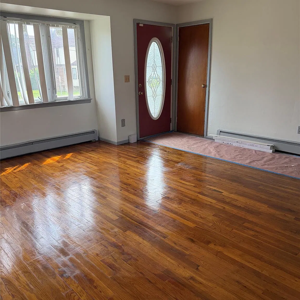 3 bed, 1.0 bath, 2220 sqft, $3,700 — Photo 2