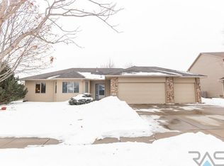 2217 S Villanova Ave, Sioux Falls, SD 57106