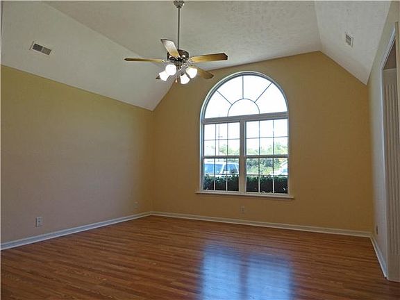 3rd image of 528 Dorchester Dr