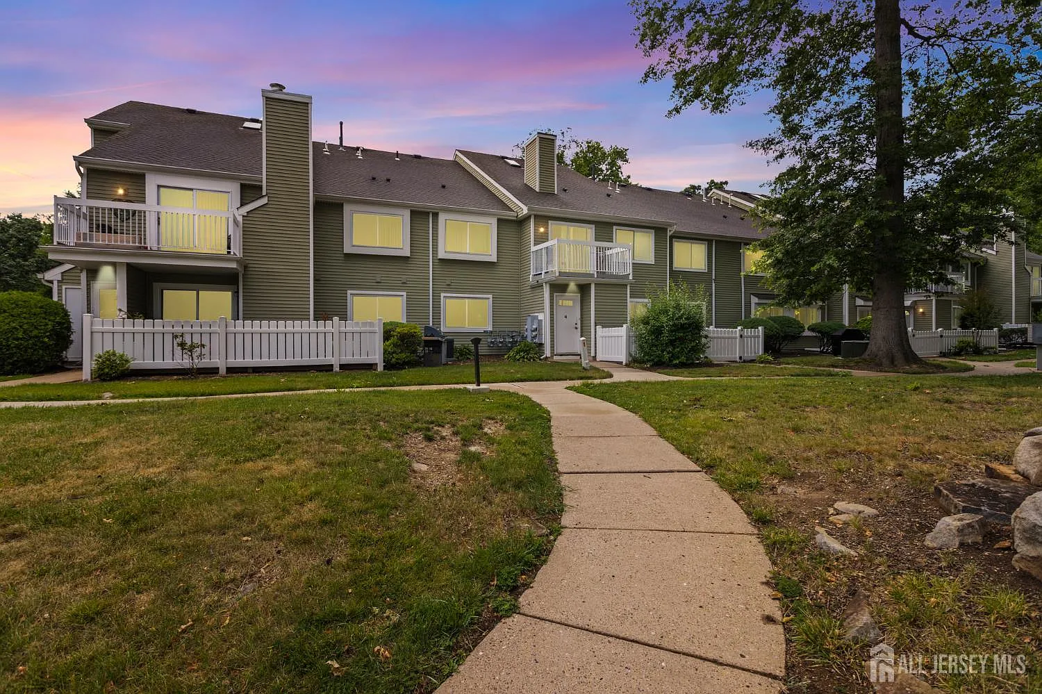 1 bed, 1.0 bath, 976 sqft, $2,000 — Photo 1