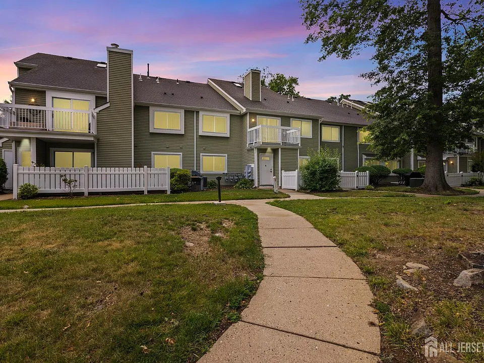 3 Foxtail Ln