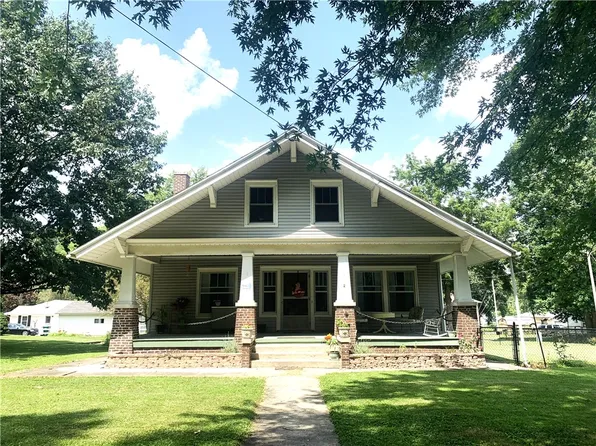 704 E 3rd St, Pana, IL 62557