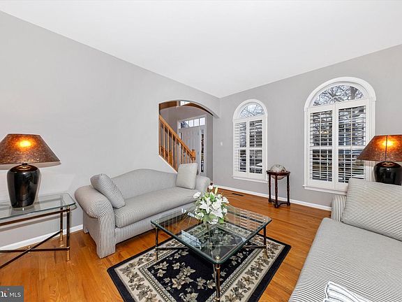 3rd image of 204 Old Island Ct