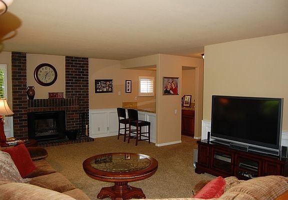 Spacious family room with wet bar