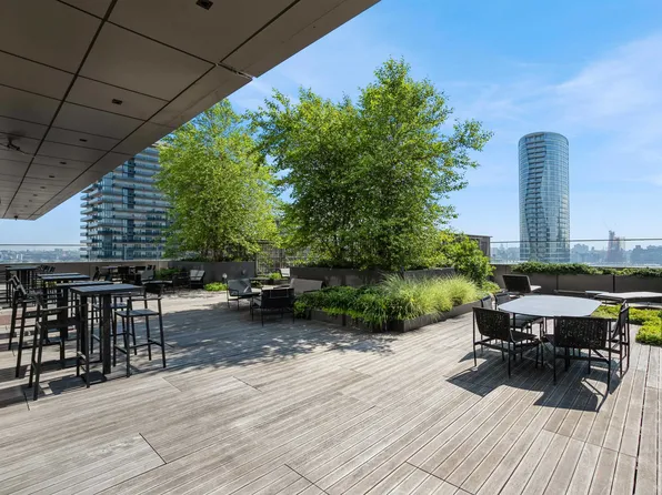 75 Park Lane South image 24 of 39