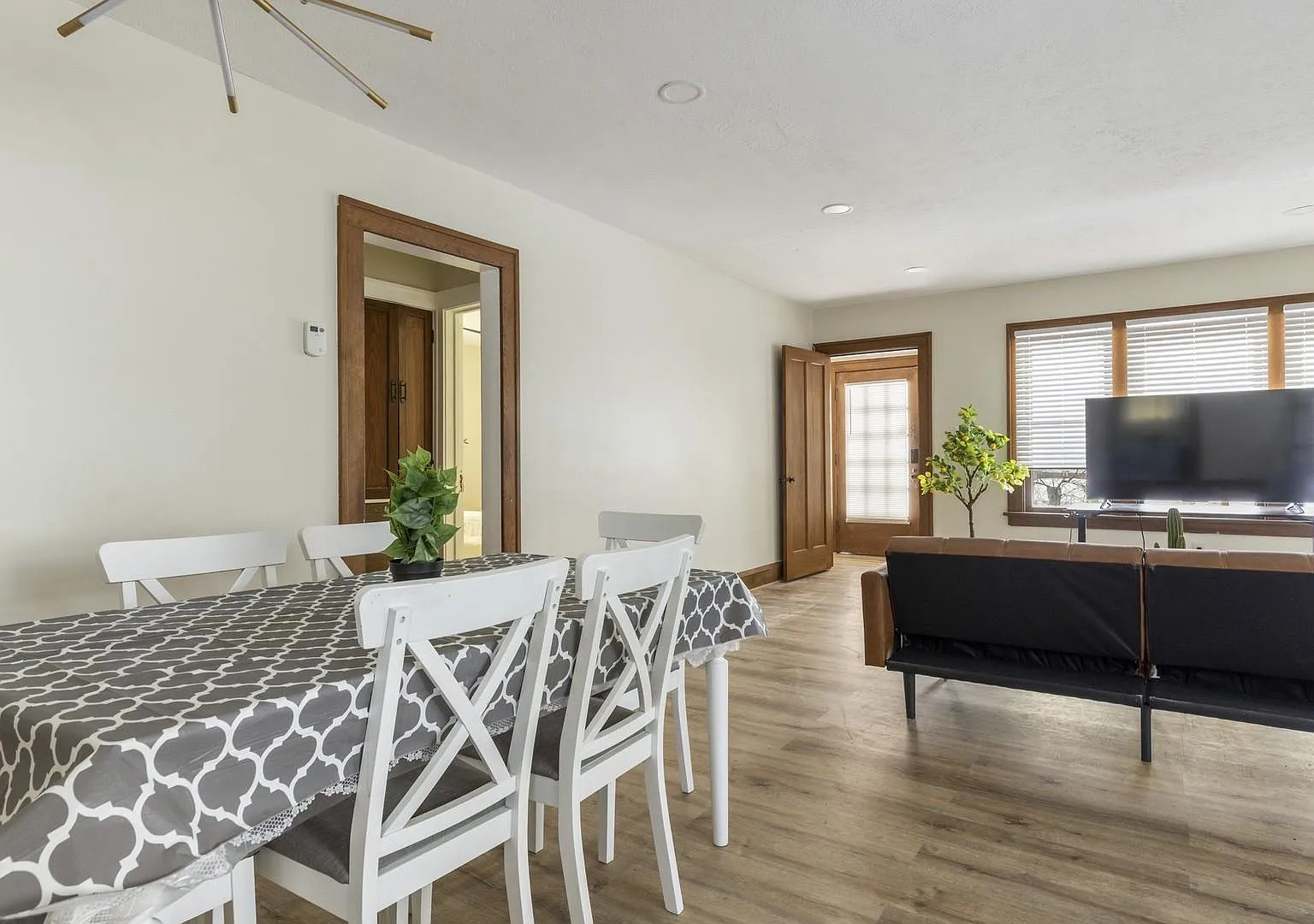 4 bed, 2.5 bath, 1800 sqft, $836 — Photo 2