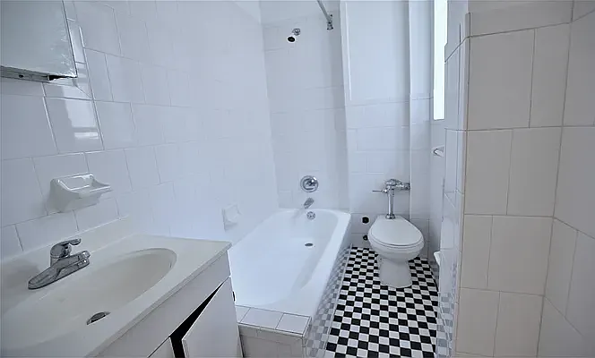 Rented by Manhattan Realty Group | media 4