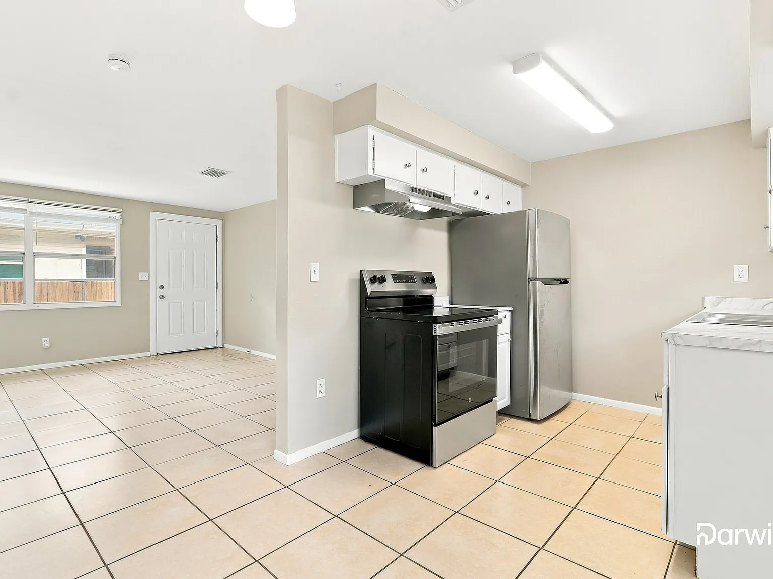 3 bed, 1.0 bath, 945 sqft, $1,560 — Photo 2