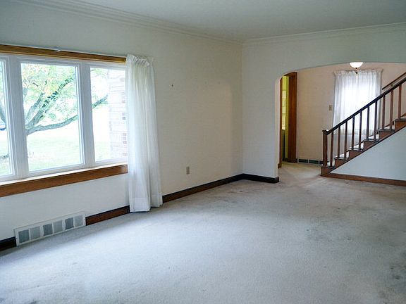 2nd image of 812 Yale Dr