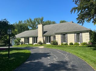 30 W Honeysuckle Rd, Lake Forest, IL 60045