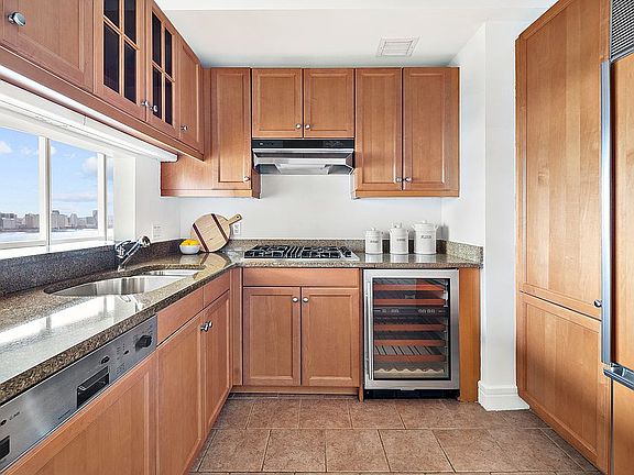 5th image of 10 Little St W Unit 27A