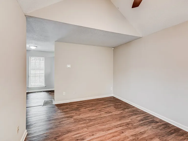 114 Laird Ave — Photo 5
