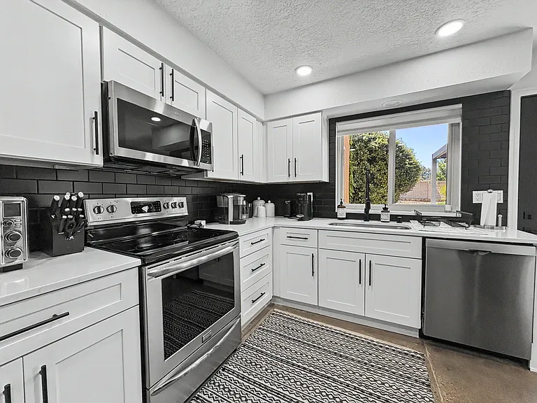 9608 Merion Cir NE — Photo 3