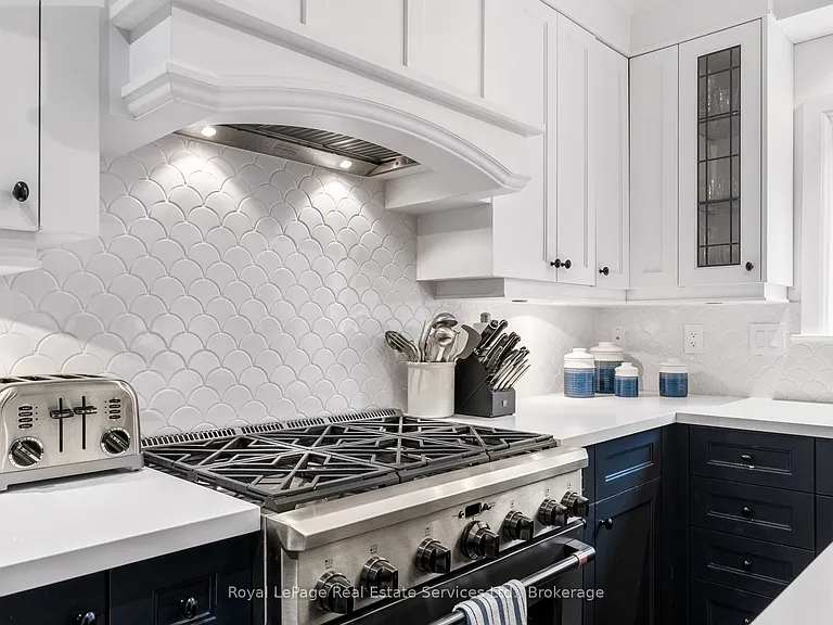 28 Thompson Ave — Photo 8