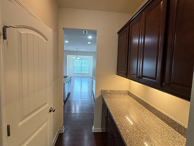 925 Lemster Ln — Photo 25
