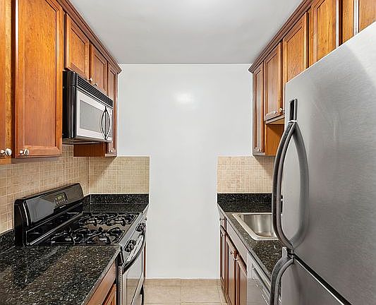 3rd image of 7 E 14th St APT 812
