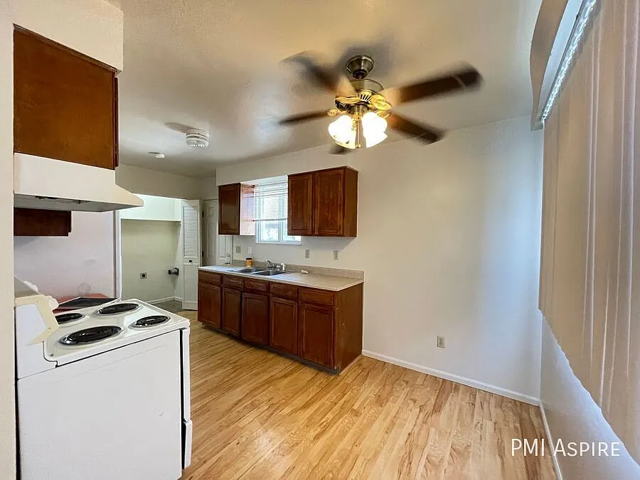 Delightful 3 Bed, 1 Bath Home — Photo 4