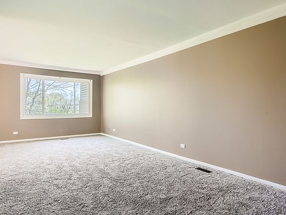 4th image of 806 White Oak Ln