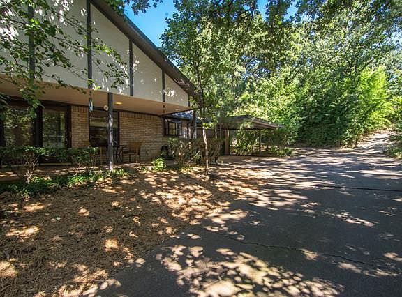 3rd image of 905 Chateau Valee Cir