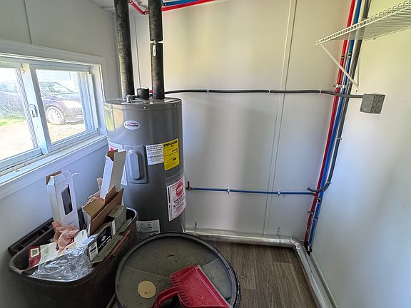 5th image of 210 Santee Ave