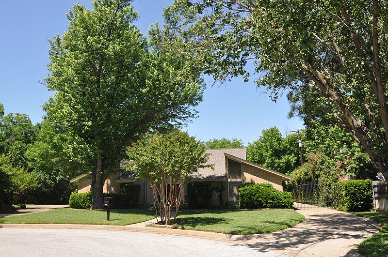 1st image of 400 Rivervalley Ct