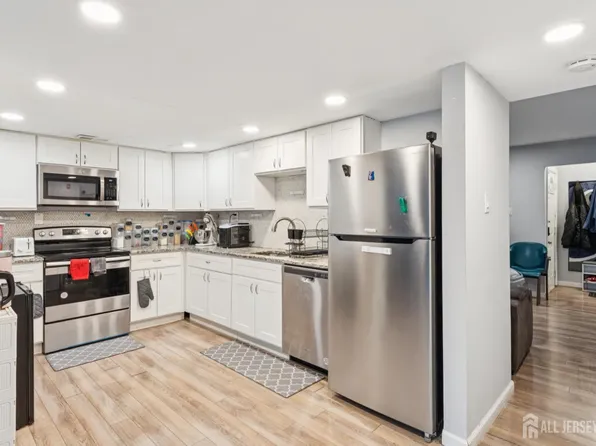 22 Milstone Ct, Sicklerville, NJ 08081