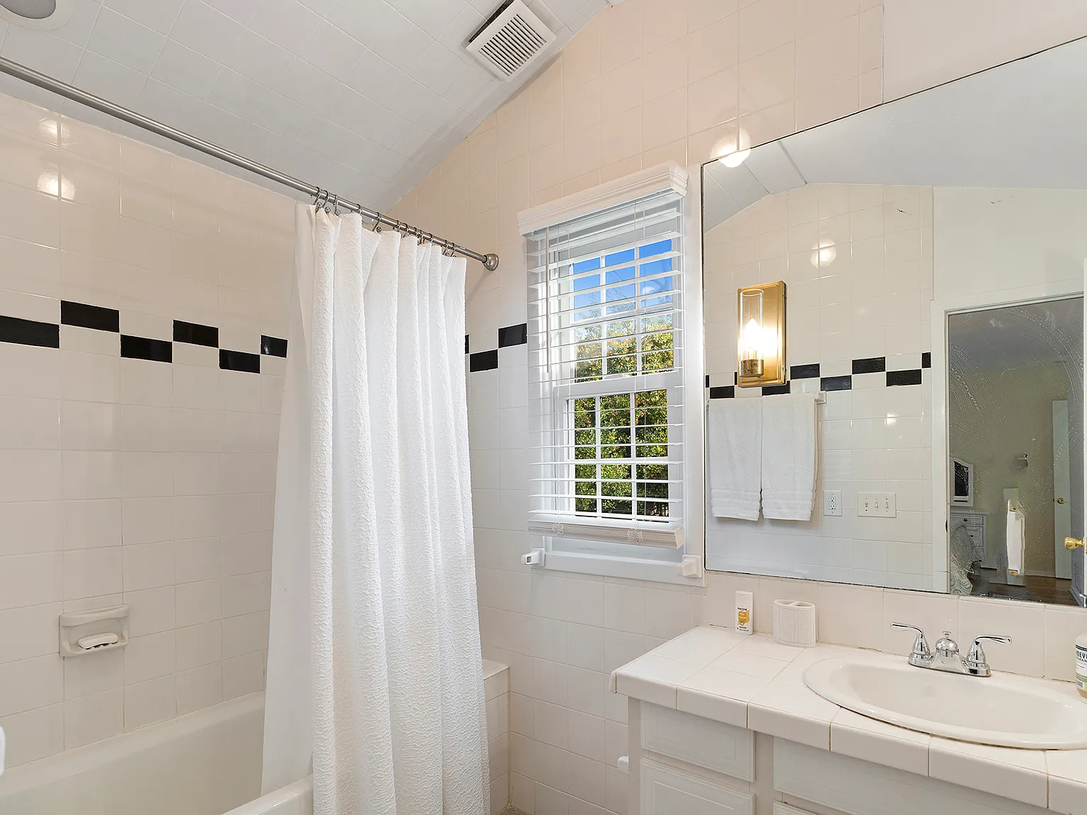 Cozy Southampton Ranch — Photo 4