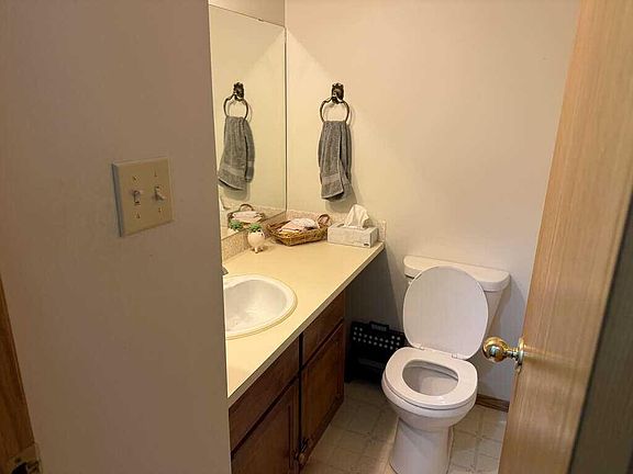 3rd image of 635 E Prairie Meadows Close W