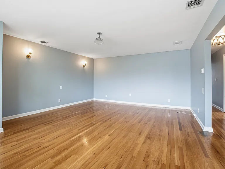 112 E Ackerman Ave #B — Photo 2