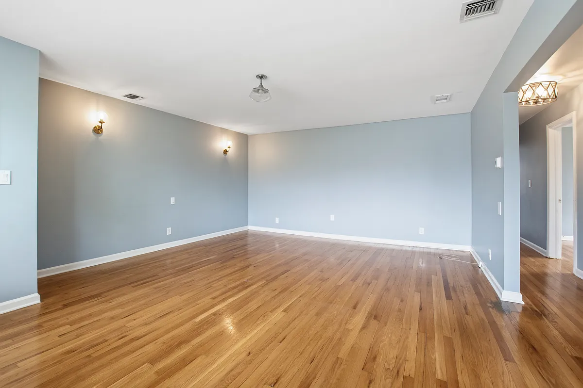Building Photo - 112 E Ackerman Ave #B