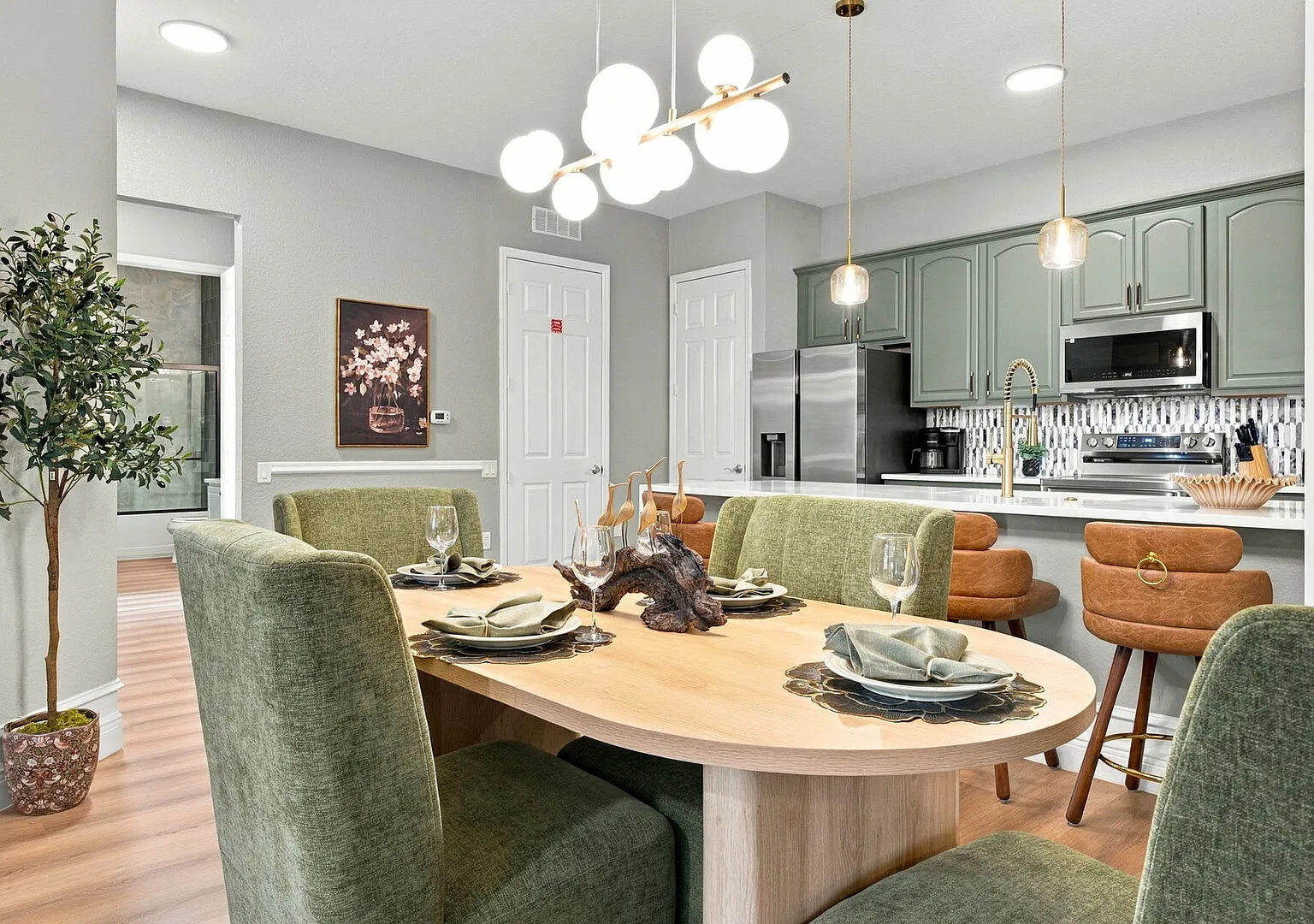 Designer Luxury 3BR, Stunning Lake View, Vista Cay — Photo 2