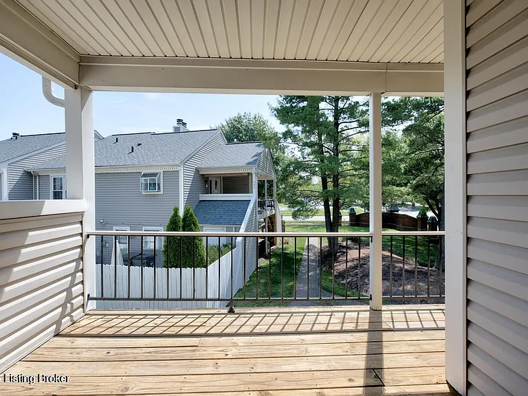 10402 Timberwood Cir — Photo 4