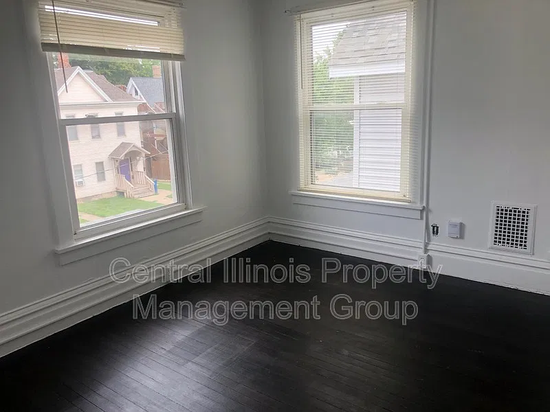 3 bed, 1.0 bath, 900 sqft, $1,095 — Photo 4
