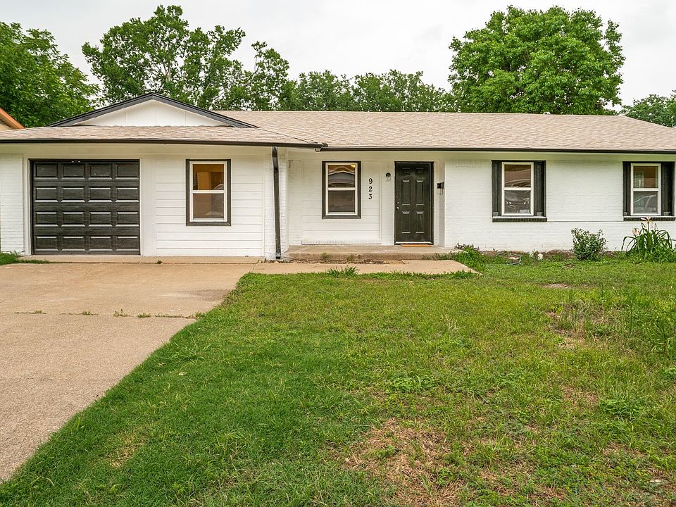 1st image of 923 Deerwood Dr