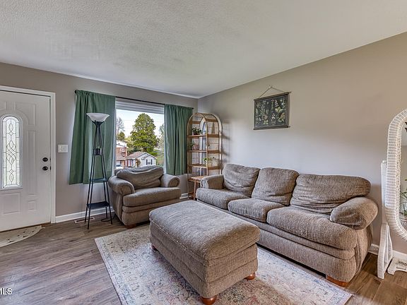 5th image of 134 Evergreen Rd